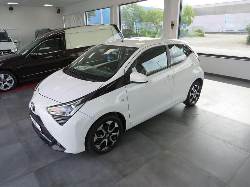 Weiß Gebraucht 2020 Toyota Aygo X-play Kleinwagen | 8.450 € (Superpreis) - Bild 1/4