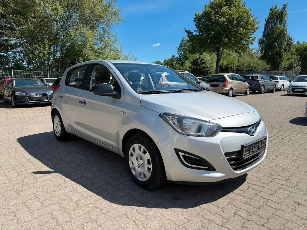 Gebraucht Hyundai i20 75 PS (55 kW) 2014 Silber Kleinwagen