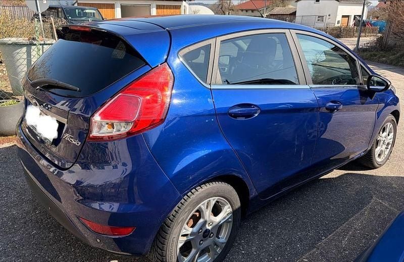 Gebraucht Ford Fiesta 125 PS (91 kW) 2014 Blau Kleinwagen