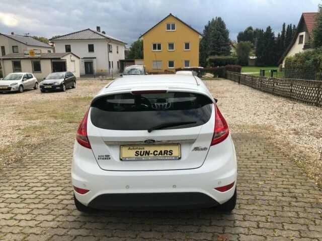 Używany Ford Fiesta Titanium 97 KM (71 kW) 2012 Biały Hatchback