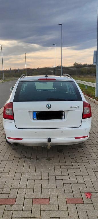 Gebraucht Skoda Octavia Ambition 105 PS (77 kW) 2012 Weiß Kombi