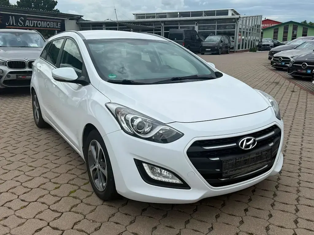 Gebraucht Hyundai i30 Trend 110 PS (80 kW) 2016 Weiß Kombi