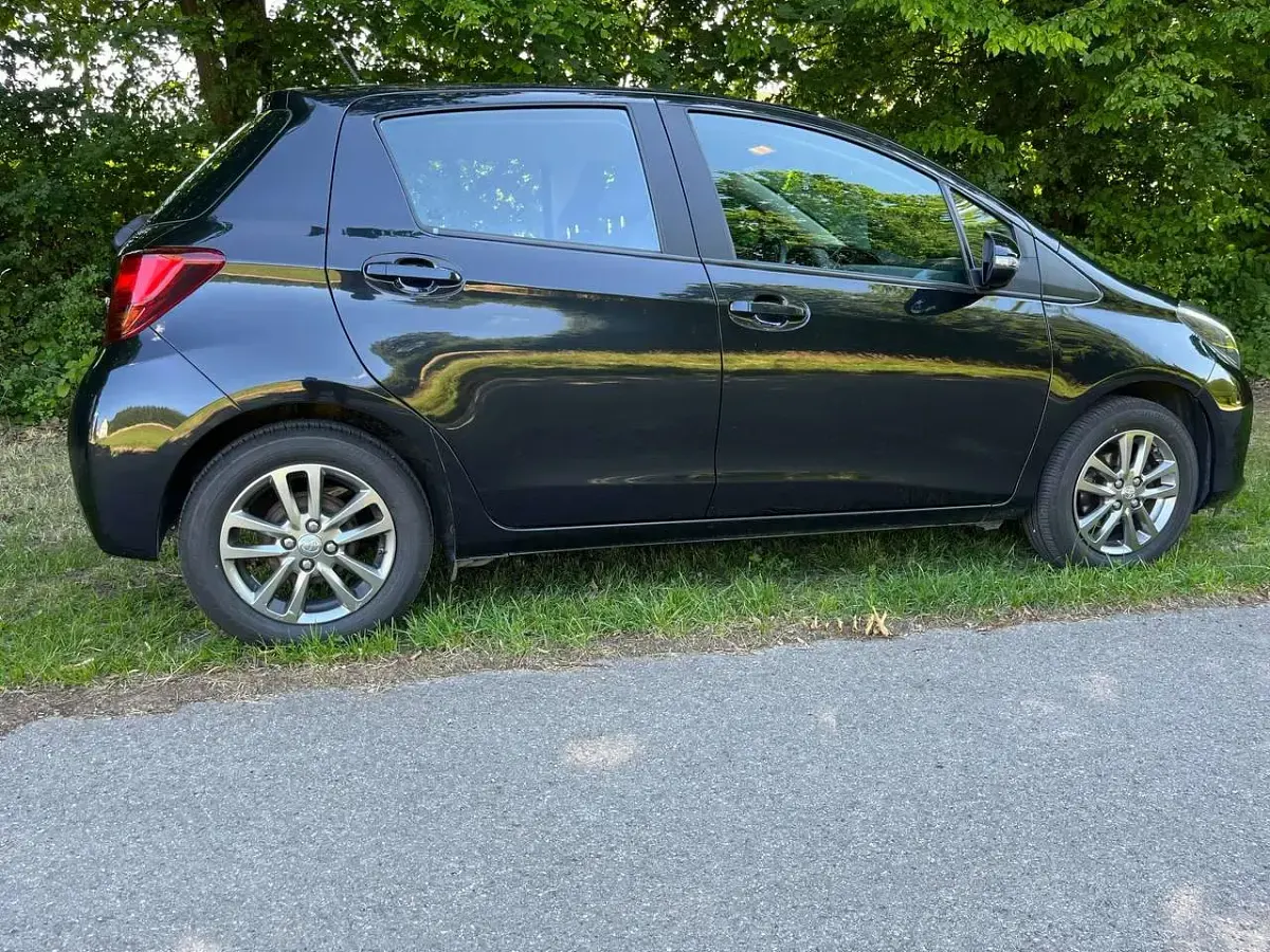 Gebraucht Toyota Yaris 99 PS (72 kW) 2015 Schwarz Kleinwagen