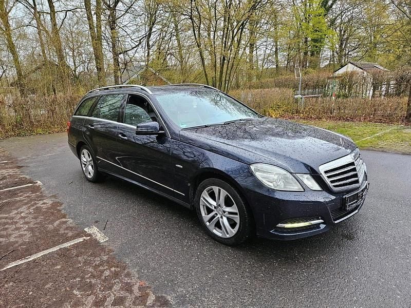 Gebraucht Mercedes E220 170 PS (125 kW) 2011 Blau Kombi