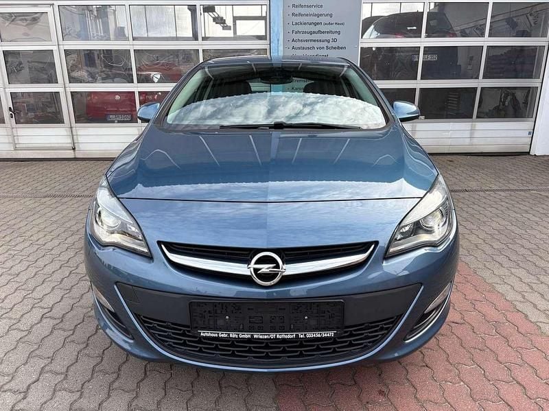 Gebraucht Opel Astra 101 PS (74 kW) 2013 Blau Limousine