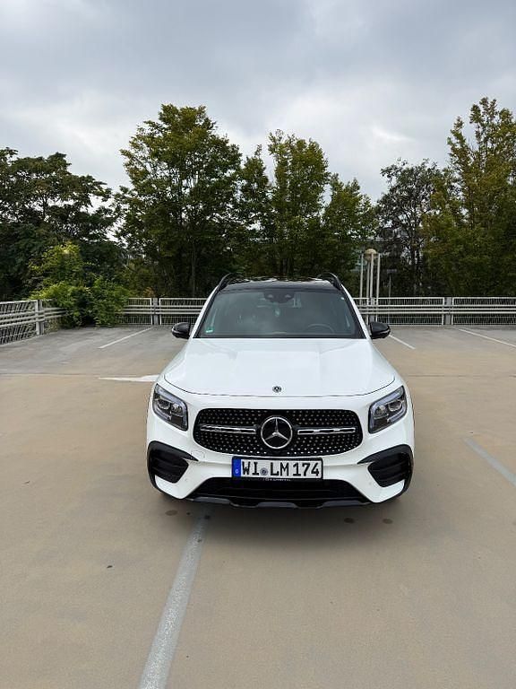 Weiß Gebraucht 2020 Mercedes GLB250 AMG SUV | 41.999 € (Teuer) - Bild 1/4