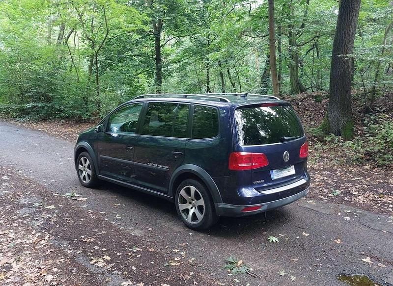 Blau Gebraucht 2012 VW Touran Cross Van / Kleinbus | 10.800 € (Etwas zu teuer) - Bild 1/4