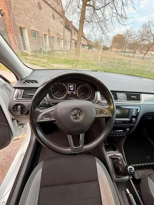 Gebraucht Skoda Rapid Joy 90 PS (66 kW) 2016 Weiß Kleinwagen