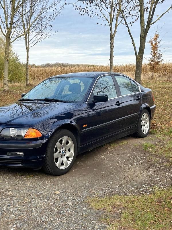 Blau Gebraucht 2000 BMW 320 Limousine | 8.500 € - Bild 1/4