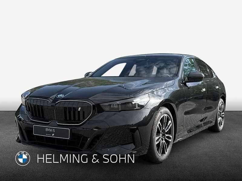 Schwarz Neu 2025 BMW i5 M Sport Limousine | 88.954 € - Bild 1/4