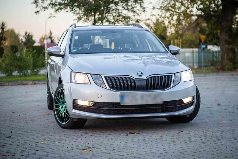 Silber Gebraucht 2017 Skoda Octavia Style Kombi | 10.300 € (Superpreis) - Bild 1/4