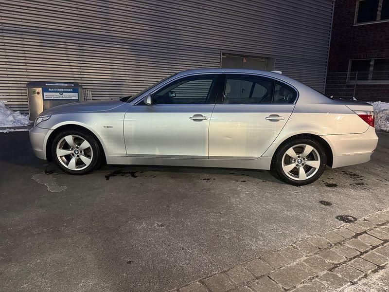 Gebraucht BMW 523 177 PS (130 kW) 2005 Silber Limousine