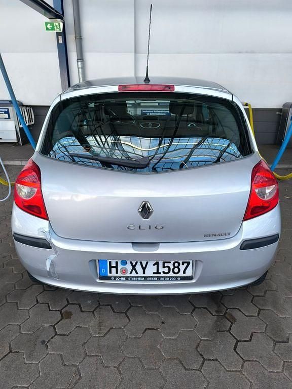 Silber Gebraucht 2006 Renault Clio II Dynamique Limousine | 700 € (Superpreis) - Bild 1/4