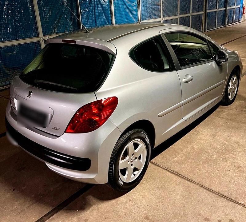 Gebraucht Peugeot 207 90 PS (66 kW) 2006 Silber Limousine