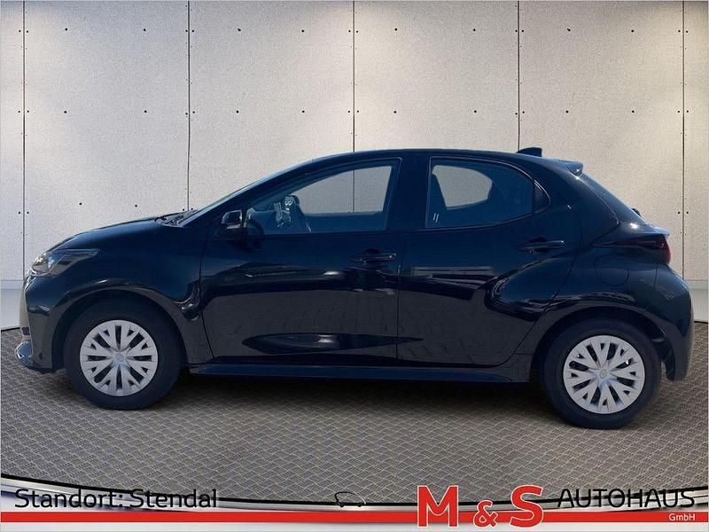 Gebraucht Toyota Yaris Basis 72 PS (52 kW) 2023 Schwarz Limousine