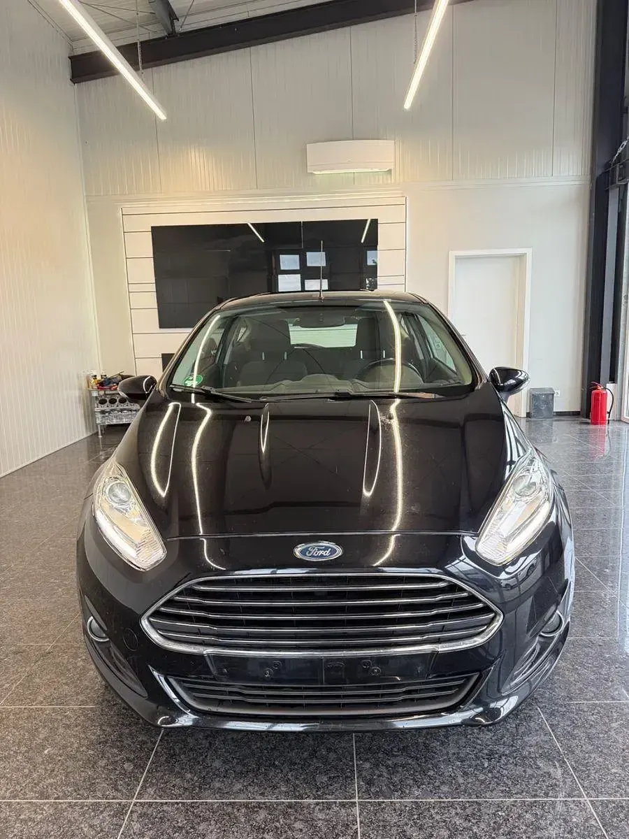 Gebraucht Ford Fiesta 80 PS (58 kW) 2015 Schwarz Kleinwagen