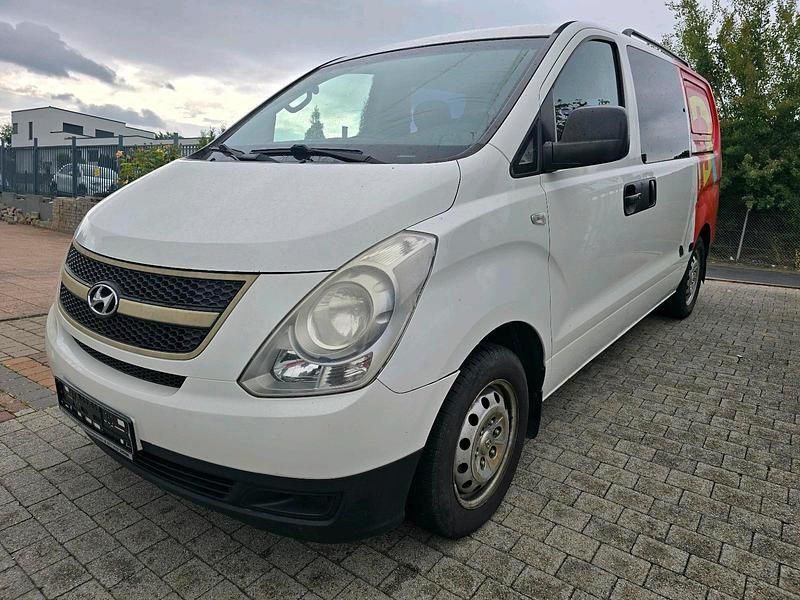 Weiß Gebraucht 2011 Hyundai H-1 Van / Kleinbus | 6.499 € (Fairer Preis) - Bild 1/4