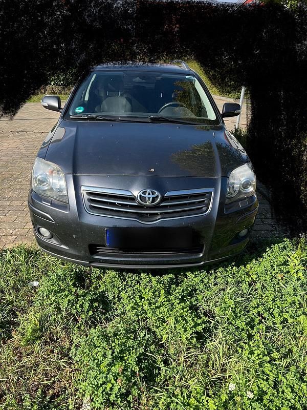 Grau Gebraucht 2007 Toyota Avensis Kombi | 2.300 € (Fairer Preis) - Bild 1/4
