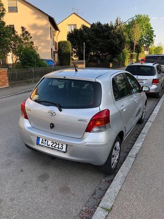 Gebraucht Toyota Yaris 69 PS (50 kW) 2009 Silber Kleinwagen