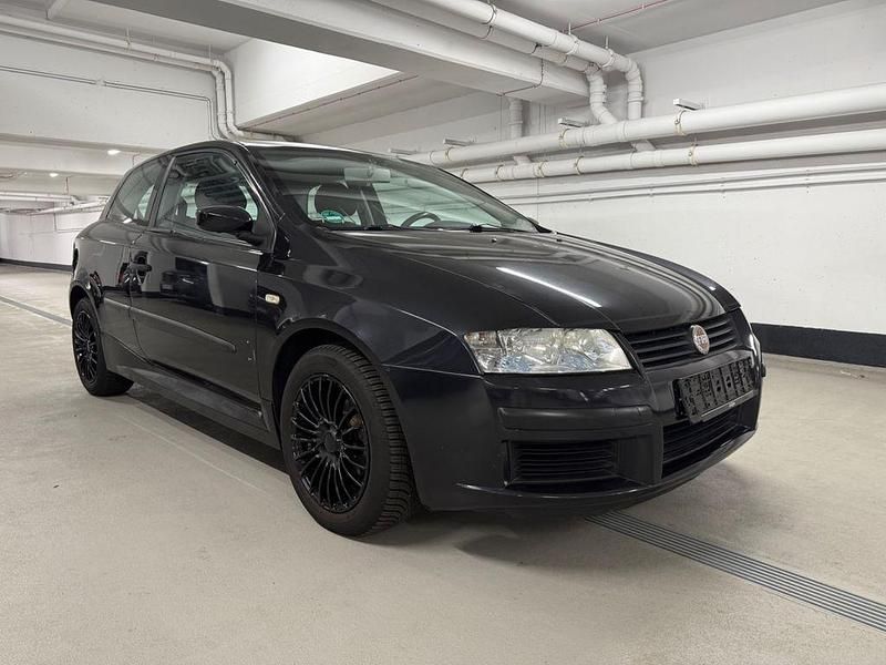 Schwarz Gebraucht 2003 Fiat Stilo Limousine | 1.450 € (Fairer Preis) - Bild 1/4