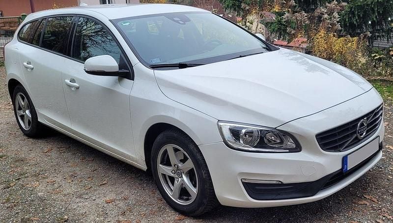 Weiß Gebraucht 2017 Volvo V60 Kinetic Kombi | 12.300 € (Superpreis) - Bild 1/4