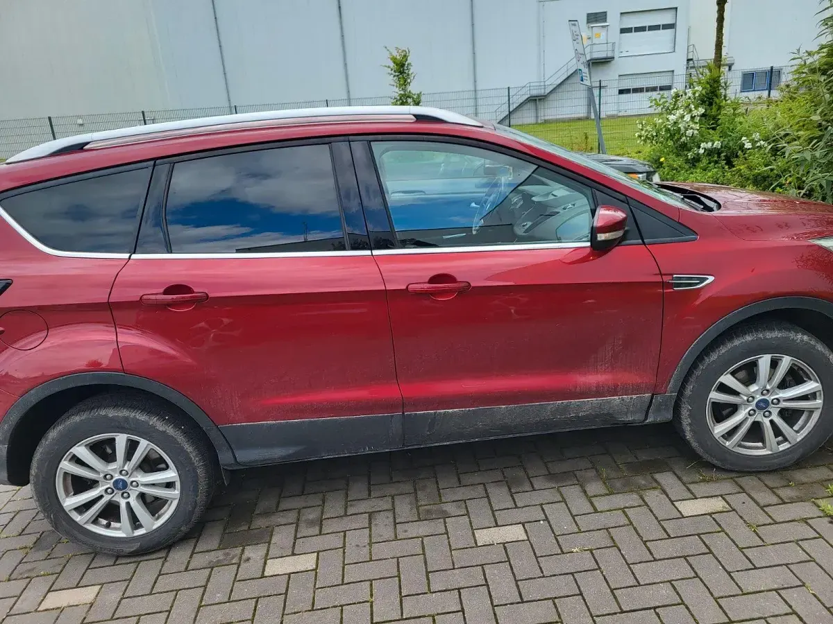 Gebraucht Ford Kuga 150 PS (110 kW) 2018 Rot SUV