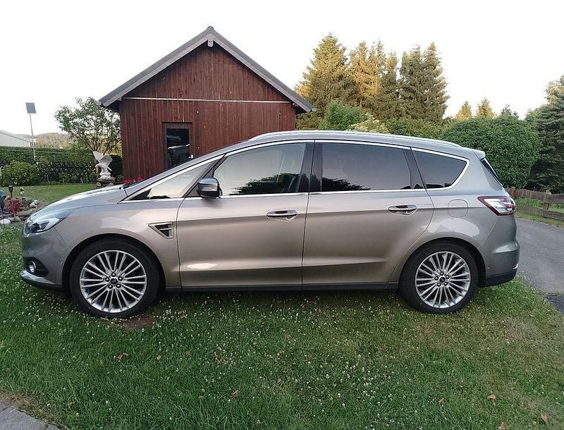 Grau Gebraucht 2015 Ford S-MAX Titanium Van / Kleinbus | 16.300 € (Guter Preis) - Bild 1/4