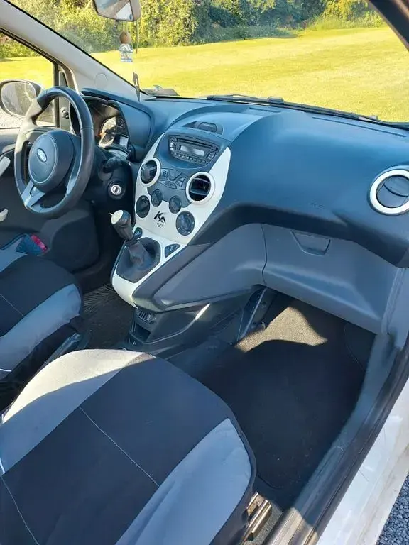 Gebraucht Ford Ka Trend 69 PS (50 kW) 2014 Weiß Kleinwagen