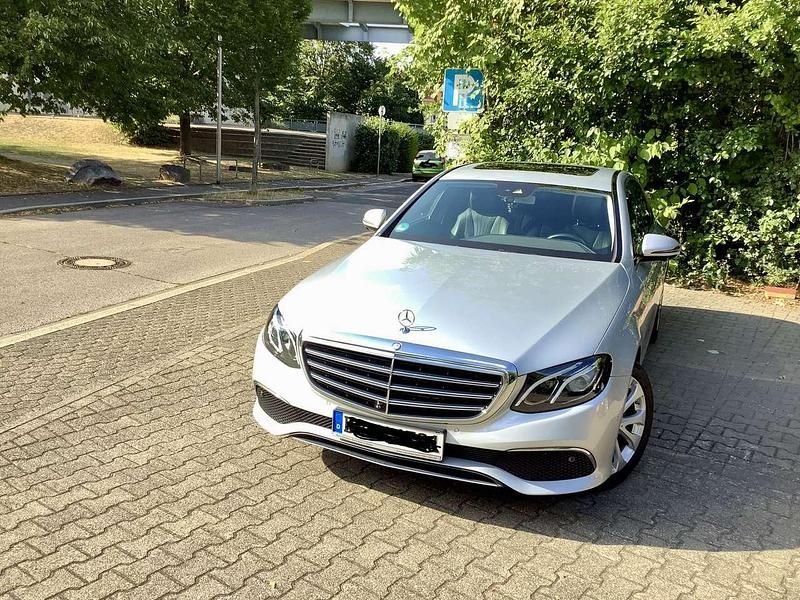 Grau Gebraucht 2017 Mercedes E220 Exclusive Limousine | 25.500 € (Etwas zu teuer) - Bild 1/4
