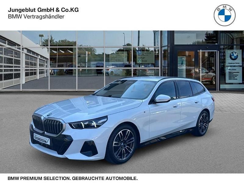 Weiss Gebraucht 2024 BMW 520 M Sport Kombi | 51.480 € (Guter Preis) - Bild 1/3