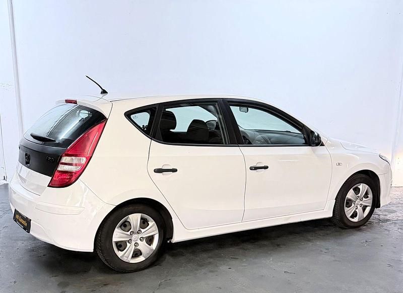 Gebraucht Hyundai i30 109 PS (80 kW) 2011 Weiß Kleinwagen