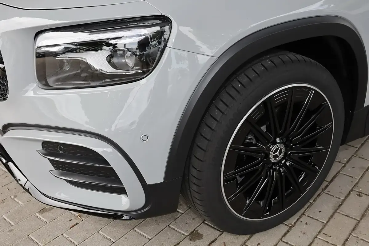 Gebraucht Mercedes GLB200 AMG 163 PS (119 kW) 2026 Manufaktur lack manufaktur alpingrau uni SUV