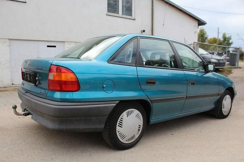 Gebraucht Opel Astra 75 PS (55 kW) 1993 Blau Limousine