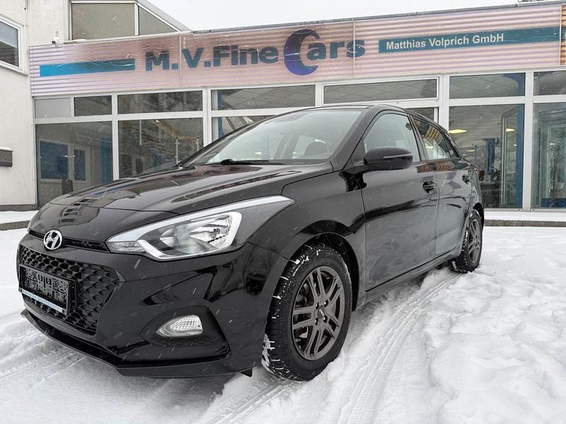 Gebraucht Hyundai i20 Select 84 PS (61 kW) 2018 Schwarz Limousine