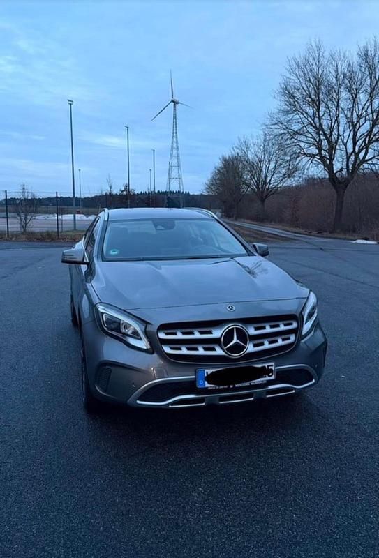 Gebraucht Mercedes GLA180 122 PS (89 kW) 2019 Grau SUV