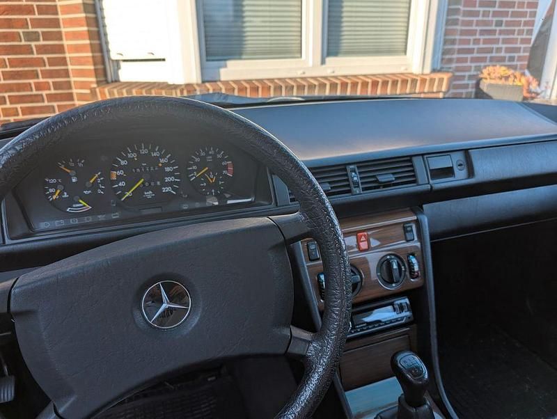 Gebraucht Mercedes E230 132 PS (97 kW) 1989 Silber Limousine