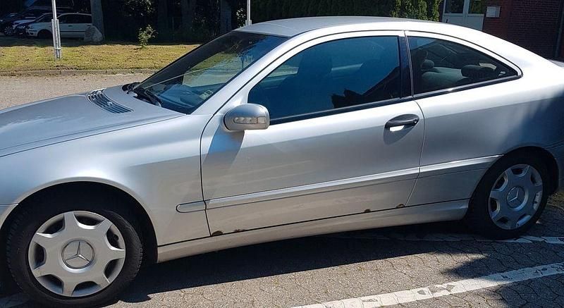 Gebraucht Mercedes C220 143 PS (105 kW) 2002 Silber Coupé