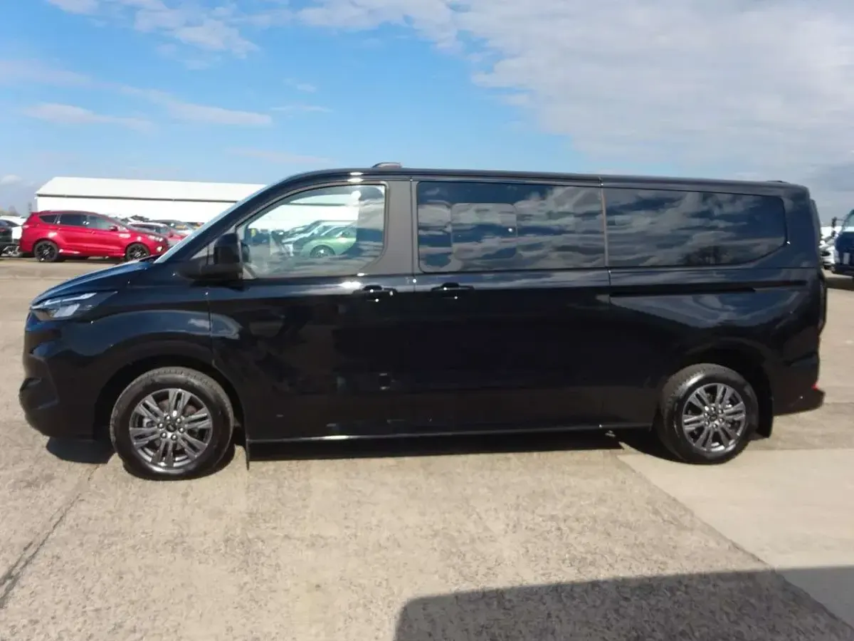 Gebraucht Ford Tourneo Titanium 136 PS (100 kW) 2025 Schwarz Van / Kleinbus