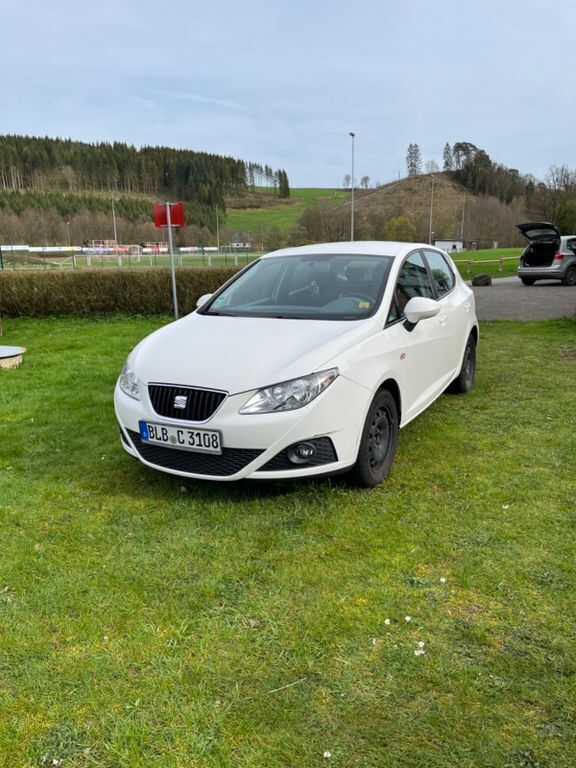 Weiß Gebraucht 2009 Seat Ibiza Style Limousine | 5.500 € (Etwas zu teuer) - Bild 1/4