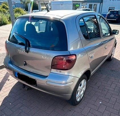 Grau Gebraucht 2004 Toyota Yaris Limousine | 2.300 € (Fairer Preis) - Bild 1/4