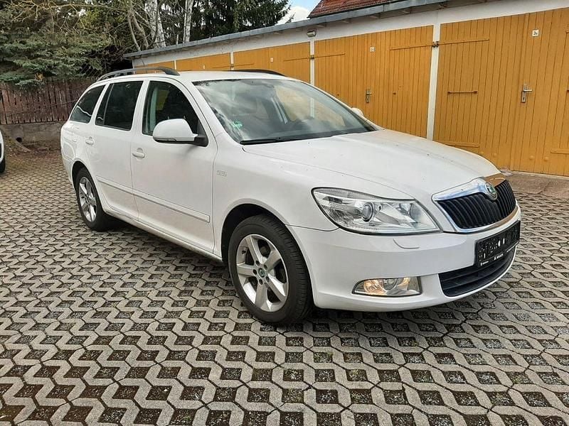 Gebraucht Skoda Octavia Family 122 PS (89 kW) 2012 Weiß Kombi