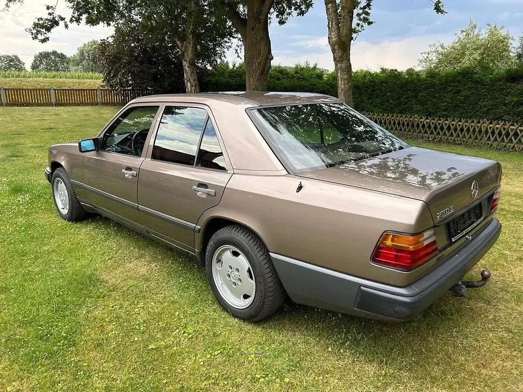 Gebraucht Mercedes 230 132 PS (97 kW) 1988 Braun Limousine