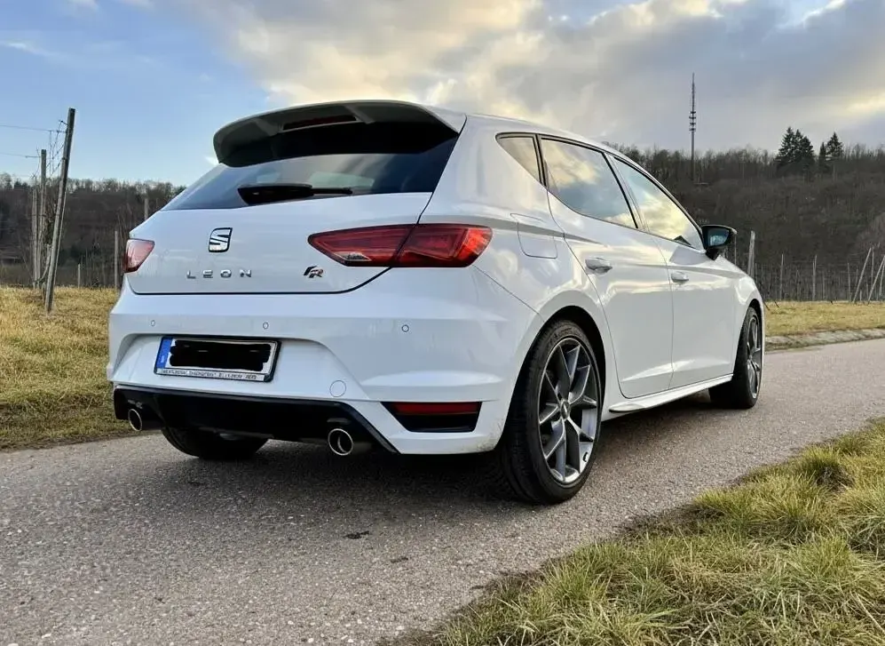 Używany Seat Leon FR 179 KM (131 kW) 2017 Biały Sedan/Limuzyna