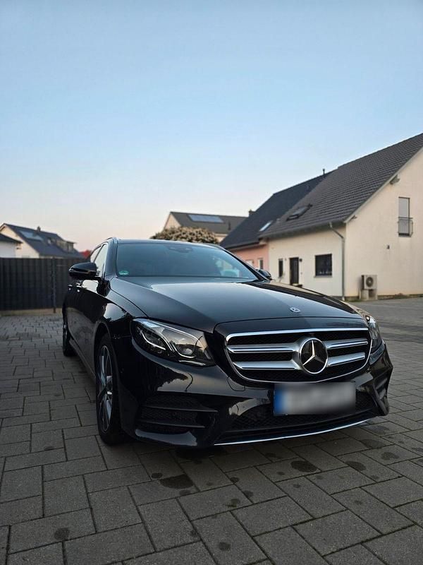 Gebraucht Mercedes E220 AMG 194 PS (142 kW) 2018 Schwarz Kombi