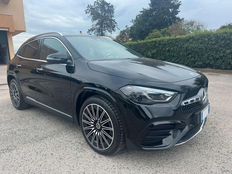 Schwarz Neu 2024 Mercedes GLA200 SUV | 37.000 € - Bild 1/4
