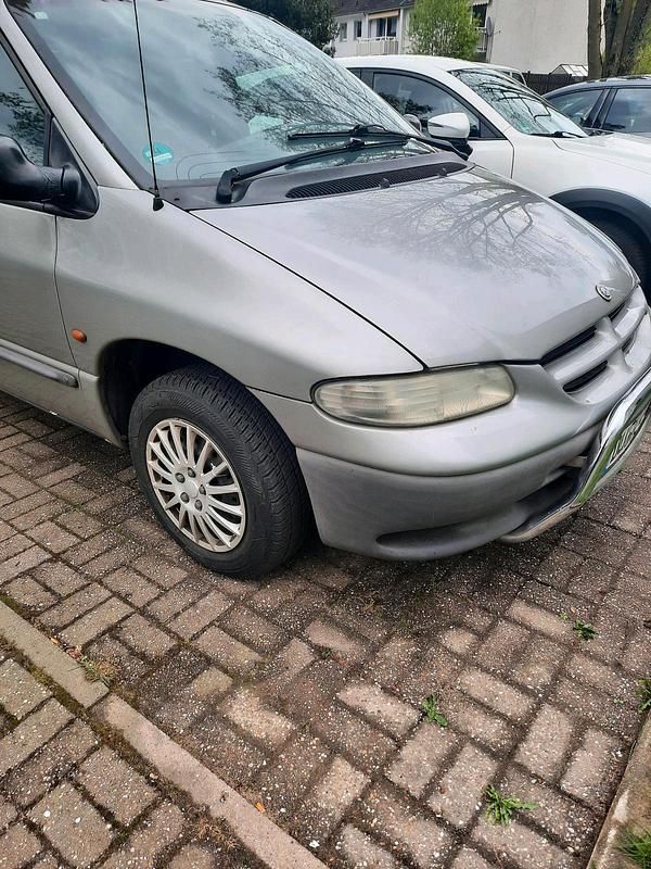 Grau Gebraucht 1999 Chrysler Voyager Van / Kleinbus | 950 € - Bild 1/4