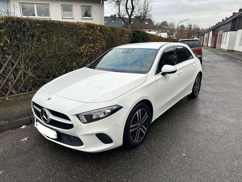 Weiß Gebraucht 2020 Mercedes A180 Limousine | 19.900 € (Superpreis) - Bild 1/4
