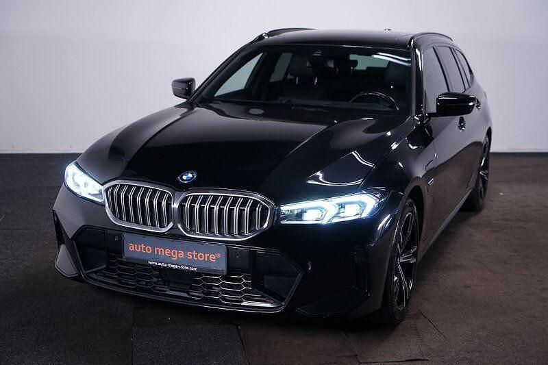 Black metallic Gebraucht 2023 BMW 330e M Sport Kombi | 31.791 € (Superpreis) - Bild 1/4
