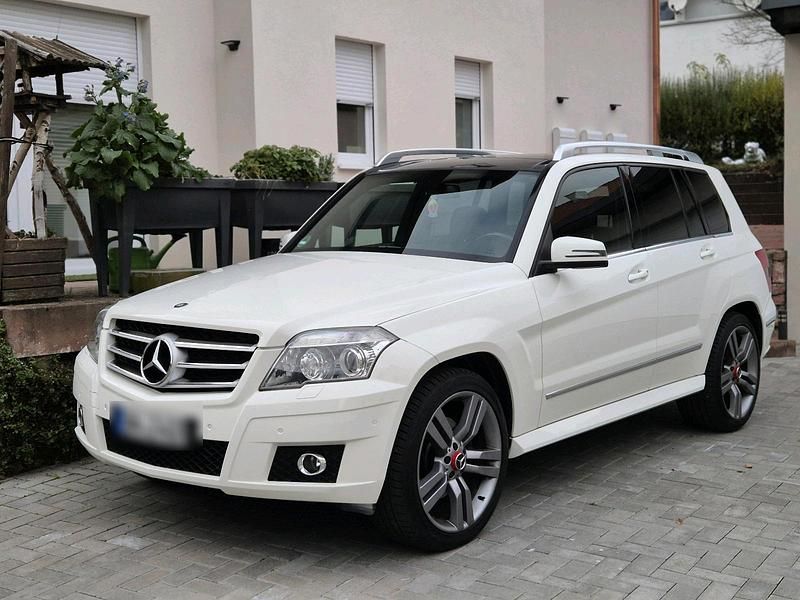 Weiß Gebraucht 2009 Mercedes GLK320 AMG SUV | 13.750 € (Etwas zu teuer) - Bild 1/4