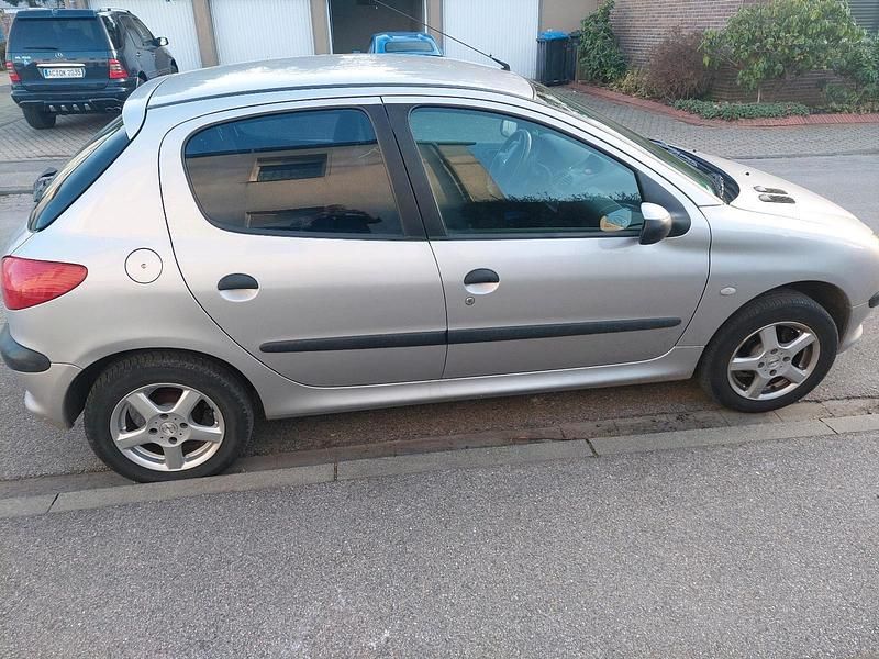 Gebraucht Peugeot 206 75 PS (55 kW) 2002 Silber Kleinwagen